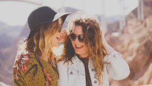 صديقتان تضحكان معًا في يوم مشمس