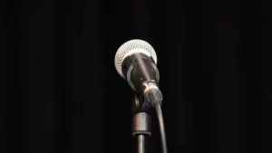 ميكروفون على حامل أمام خلفية داكنة
