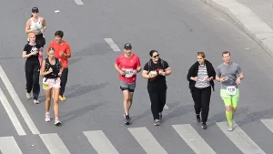 مجموعة من العدائين يركضون معاً في سباق